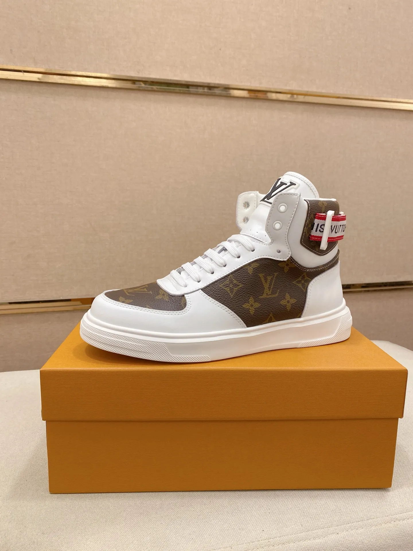 Men's shoes 400💰louis vuitton (Louis Vuitton/lv)🔍🔍The new counters are on sale at the same time. The uppers are imported from Italy. ⃣️Re-engraved🇮🇹💪💪, ⚠Sole: The original sole is specially provided by the original factory, the exclusive movable molded sole is super comfortable, ⚠Original and single goods 🔍high quality, you can enter and leave the counter at will, welcome to compare⚠. Code number: 38-44 (45/customized, non-refundable)
